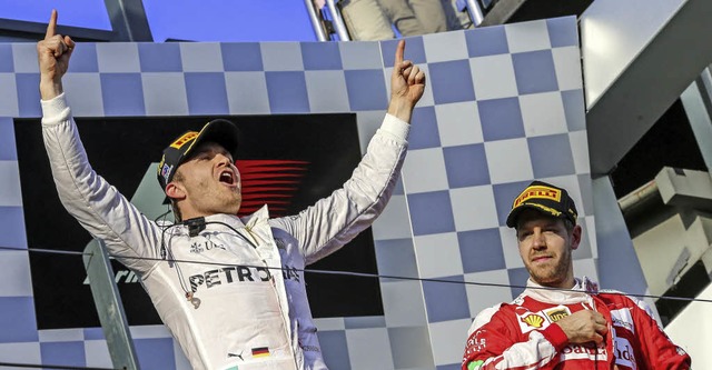 Nico Rosberg (links) geniet seinen Tr...stian Vettel ist da etwas verhaltener.  | Foto: dpa