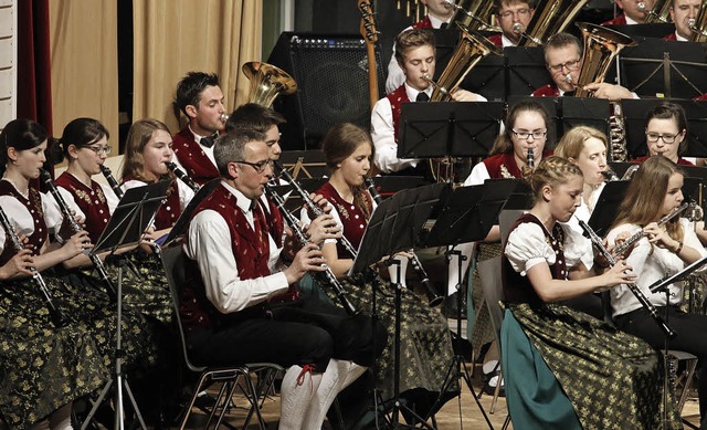 Mit Jungmusikern prsentiert sich die Trachtenkapelle als groe Einheit.   | Foto: Heidi Fssel