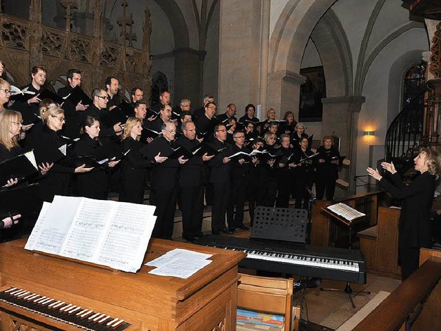 An die 50 Frauen und Mnner sangen im Breisacher Mnster fr einen guten Zweck.  | Foto: Kai Kricheldorff