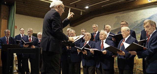 Der Mnnerchor Eggenertal unter der Le... die Besucher des Frhjahrskonzertes.   | Foto: Silke Hartenstein