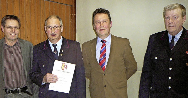 Rudolf Schopferer (Zweiter von links) ...d und Gesamtkommandant Werner Schmid.   | Foto: Rolf Mck