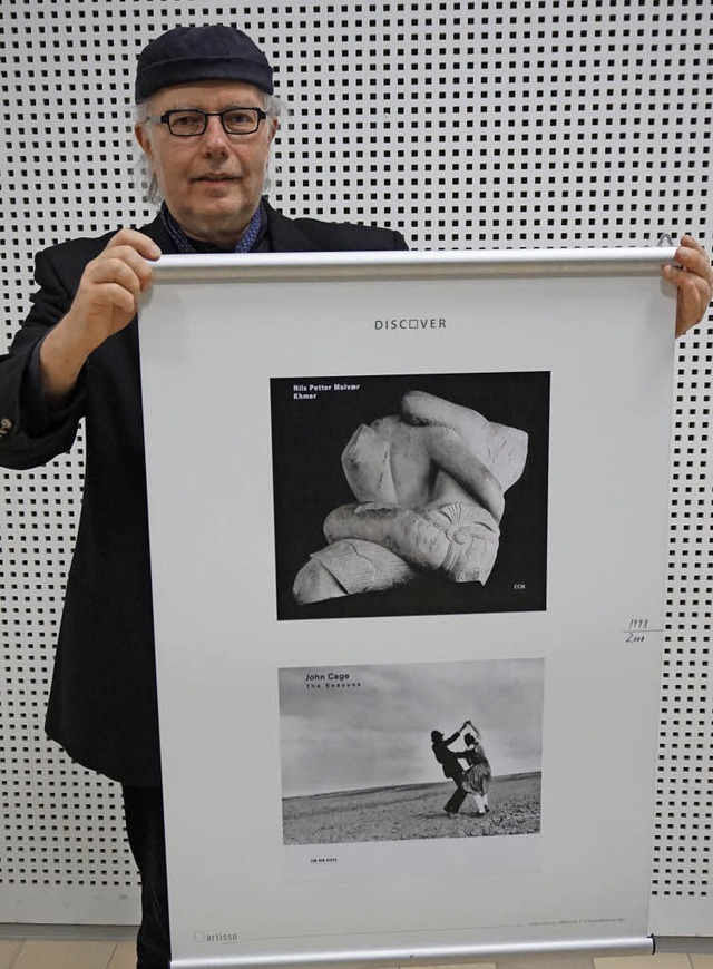 Reinhard Vogt zeigt sein  Lieblingscoverpaar.   | Foto: Julius Steckmeister