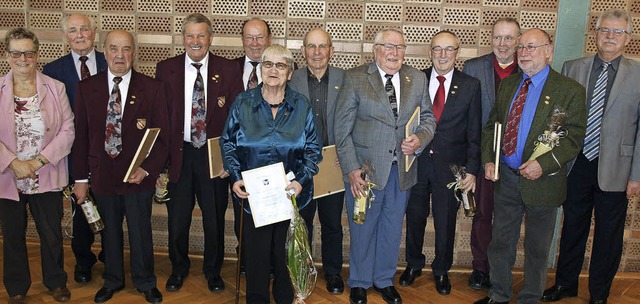 Die Prsidenten Doris Ludin (links), E...nd ernannten sie zu Ehrenmitgliedern.   | Foto: Paul Schleer