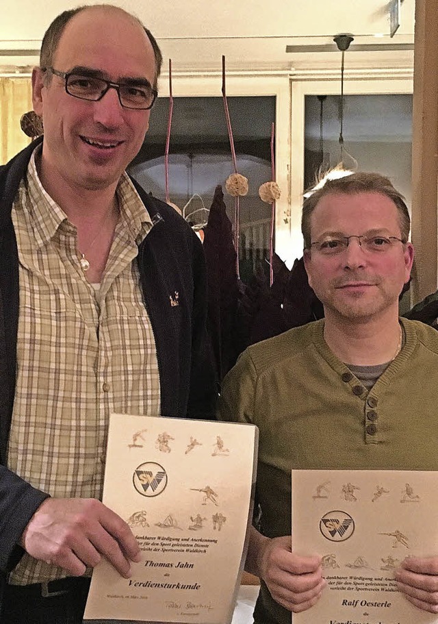 Verdiensturkunden erhielten Thomas Jahn (links) und Ralf Oesterle vom SVW.  | Foto: Verein