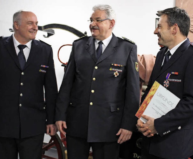 Denzlingens Feuerwehrkommandant Martin...sbrandmeister Jrg Berger gratuliert.   | Foto: Erich Krieger