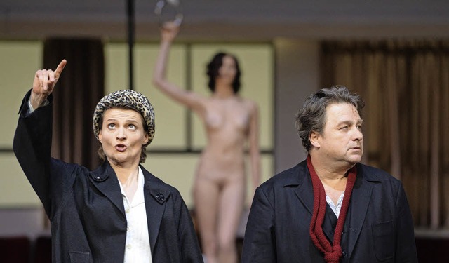 Der Protagonist (Marc Laho, rechts, als Hoffmann)  mit Muse (Sophie Marilley)   | Foto: dpa