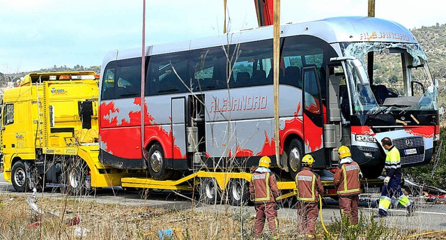 Der Bus wird nach dem Unfall abtransportiert.   | Foto: AFP