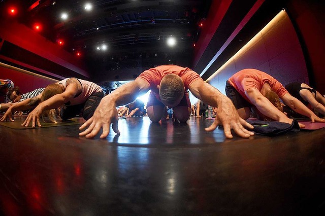 Den Rcken ganz lang machen: bende am Welt-Yoga-Tag in Mnchen  | Foto: Felix Hrhager