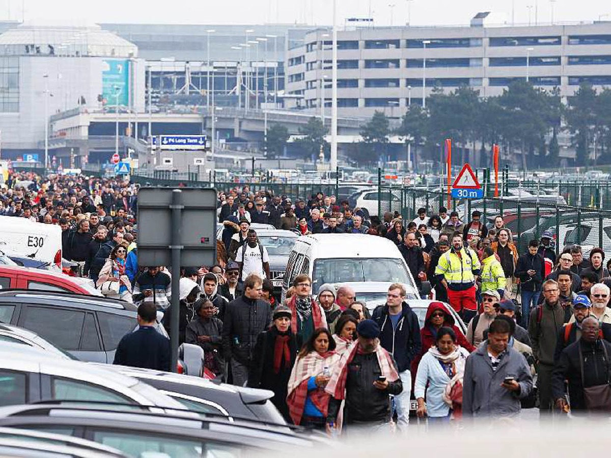 Reisende verlassen den Flughafen.