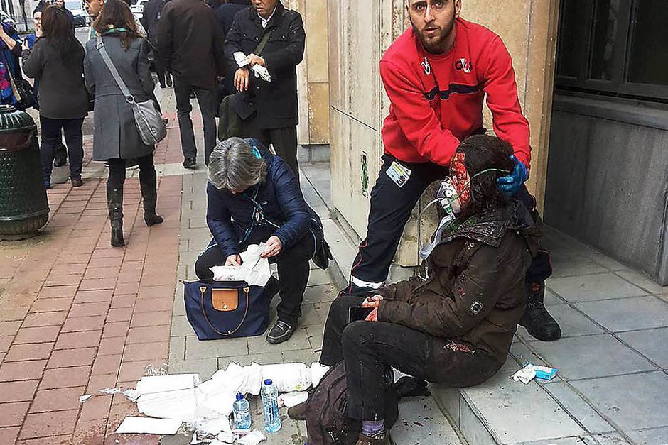 Überlebende werden von Rettern versorgt. (Foto: AFP) Überlebende werden von Rettern versorgt. (Foto: AFP)