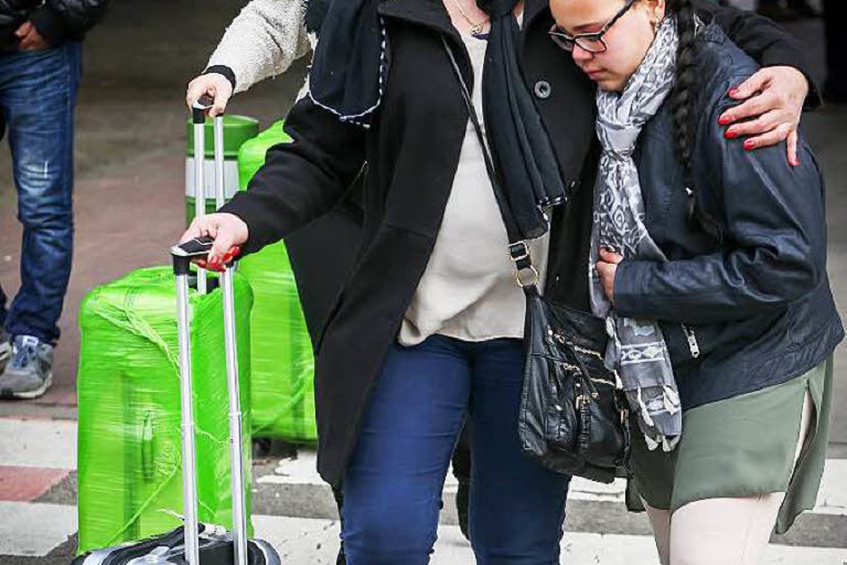 Die Menschen stehen unter Schock. (Foto: AFP) Die Menschen stehen unter Schock. (Foto: AFP)