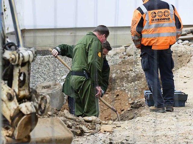 Mitarbeiter des Kampfmittelbeseitigung...m Mittag die Bombe in der Klarastrae.  | Foto: Ingo Schneider