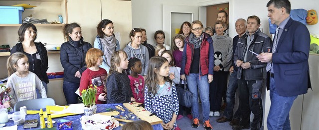 Erffnung der neuen Betreuungsrume: B...e.) mit Kindern, Eltern und Betreuern.  | Foto: Nikolaus Bayer