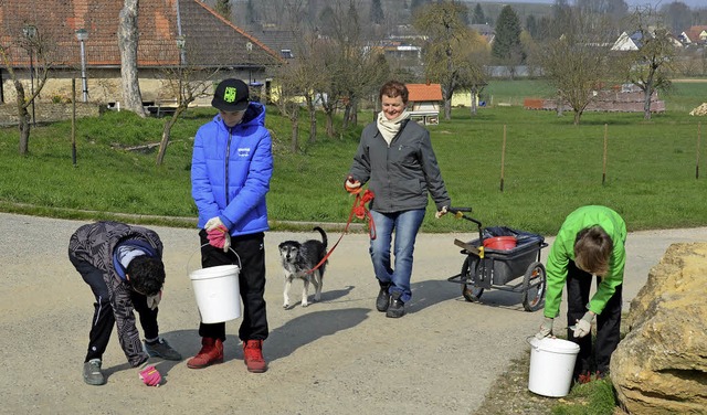 Mehr als 60 Helfer waren bei der  Dorf...t Hndin Lola zum Staudamm unterwegs.   | Foto: Sigrid Umiger