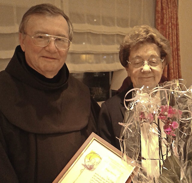 Pater Marian Rybak verabschiedete Helg...tzende des Kirchenchors St. Leodegar.   | Foto: Privat