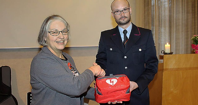Die Vorsitzende des Krankenpflegeverei...Responder), einen neuen Defibrillator.  | Foto: Reinhard Cremer