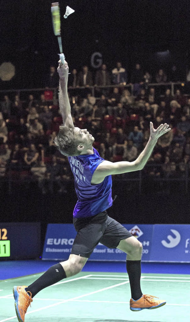 Streckte sich in der gut gefllten Bas...ersieg: Badminton-Profi Marc Zwiebler   | Foto: dpa