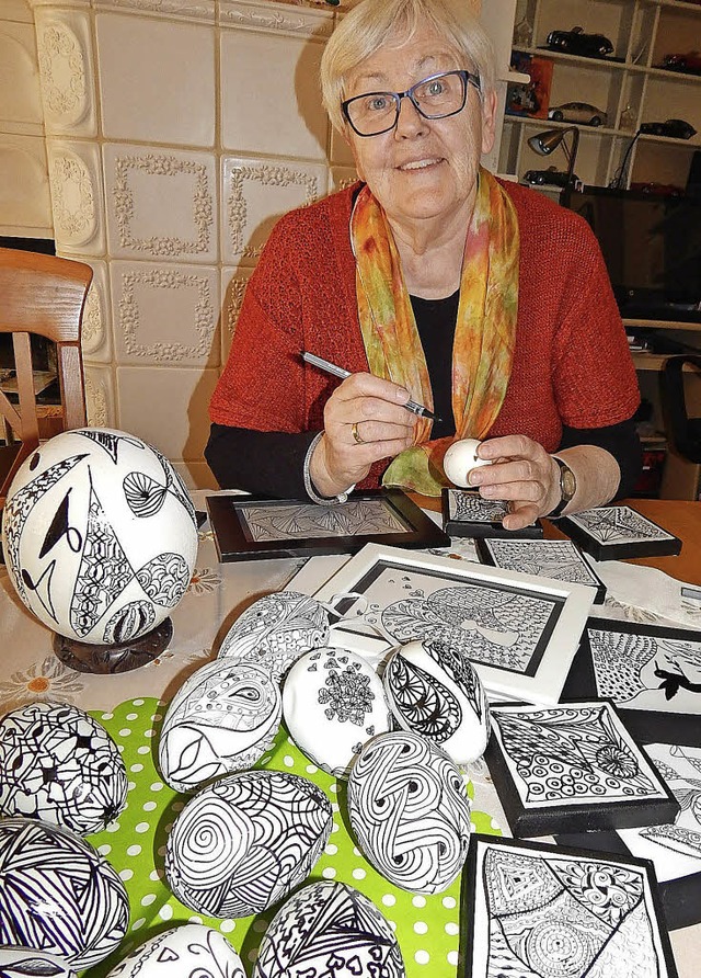 Barbara Kckens mit ihren Zentagle-Kunstwerken   | Foto: Claudia Gempp