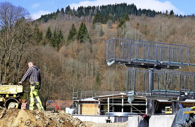 Endspurt: Bis zur Freibaderffnung am ...n, aber der Sprungturm steht bereits.   | Foto: dirk Sattelberger