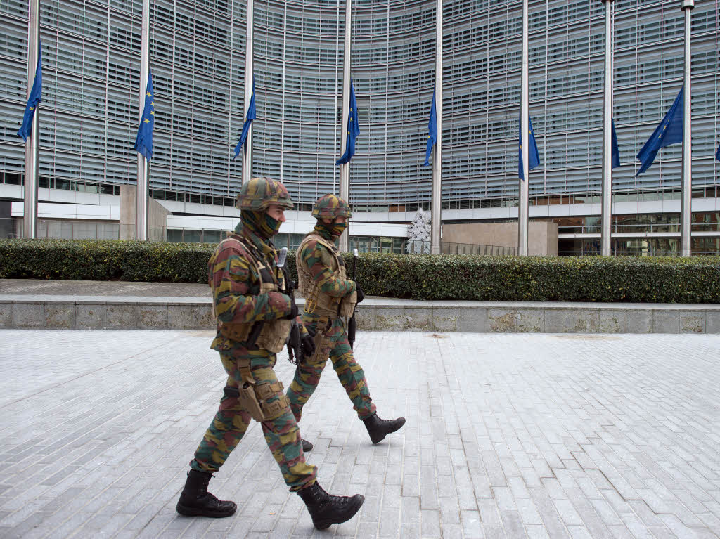 Sicherheitskrften patrouillieren vor dem Gebude der Europischen Kommission.