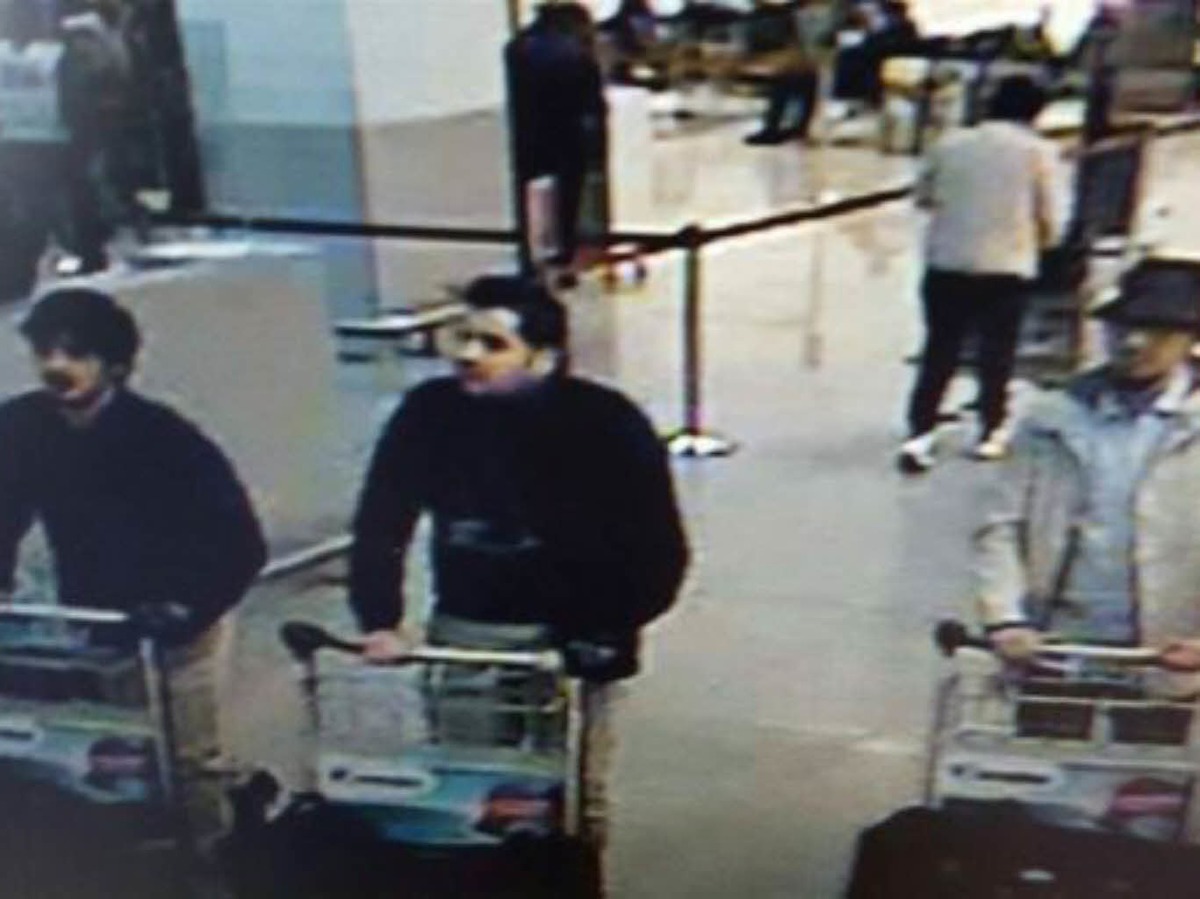 Am frhen Abend wurde dieses Foto dreier Mnner verffentlicht, die verdchtigt werden, den Anschlag am Flughafen ausgebt zu haben.