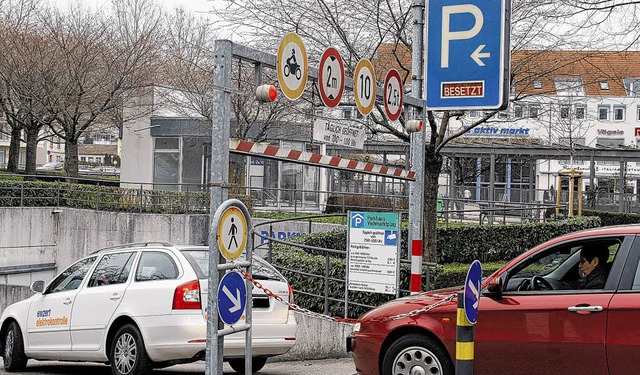 Parkpltze sind knapp geworden in Wald...nem Montagmorgen um 10 Uhr die Autos.   | Foto: Roland Gerard