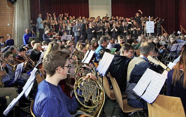 ber 200 junge Musiker und Snger der ...nd Festhalle ein gemeinsames Konzert.   | Foto: Herbert trogus