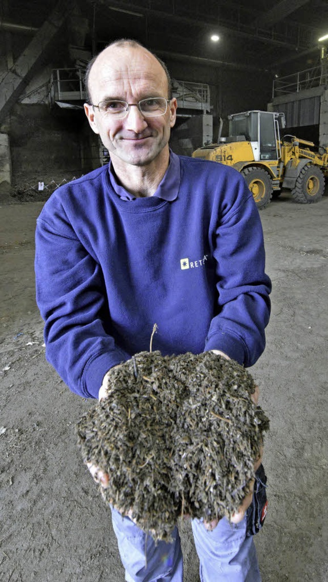 Betriebsleiter Christian Goldschmidt zeigt Kompost aus der Biogasanlage.  | Foto: Michael Bamberger