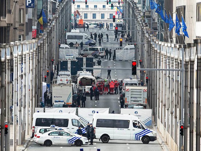Sicherheitskrfte in der Rue de la Loi in Brssel.  | Foto: dpa