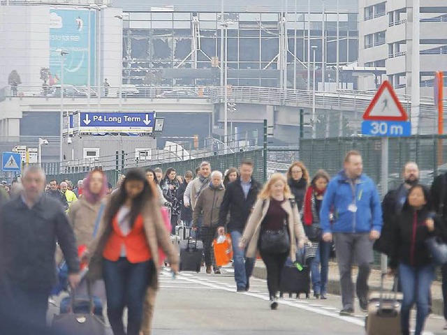 Nichts wie weg vom Flughafen &#8211; i...es Terminals die Wucht der Detonation.  | Foto: dpa