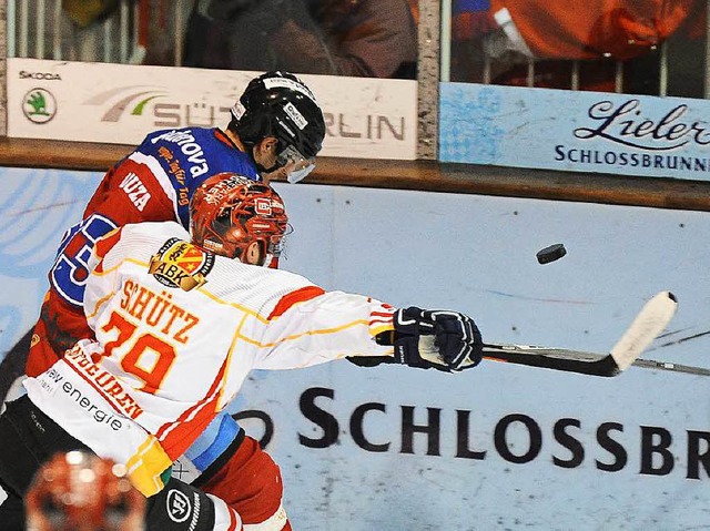 Petr Haluza (Freiburg) und  Simon Sch...en an der Bande erbittert um den Puck.  | Foto: Achim Keller