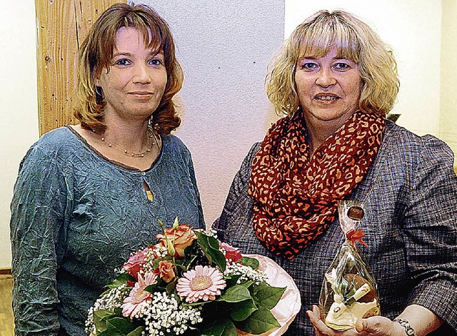 Natascha Karle (links) ehrte Karin Schwrer fr 35 Jahre Engagement im TV Wyhl.   | Foto: Schweizer