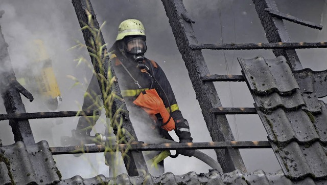 Immer mittendrin: Ein Feuerwehrmann be...brand im Februar 2012 in Windenreute.   | Foto: Archivfoto:  Walser