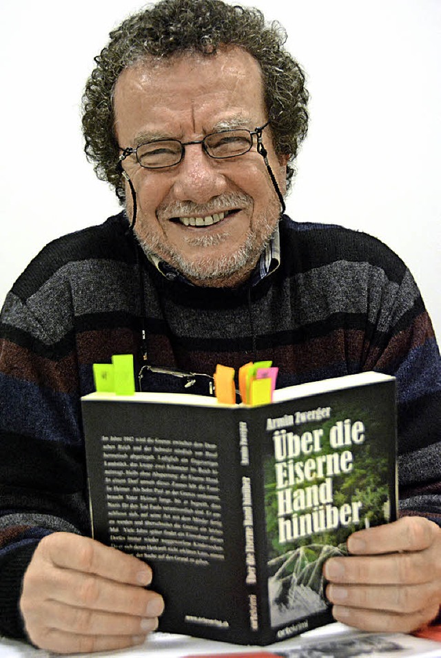 Armin Zwerger liest aus seinem Roman.   | Foto: Lauber