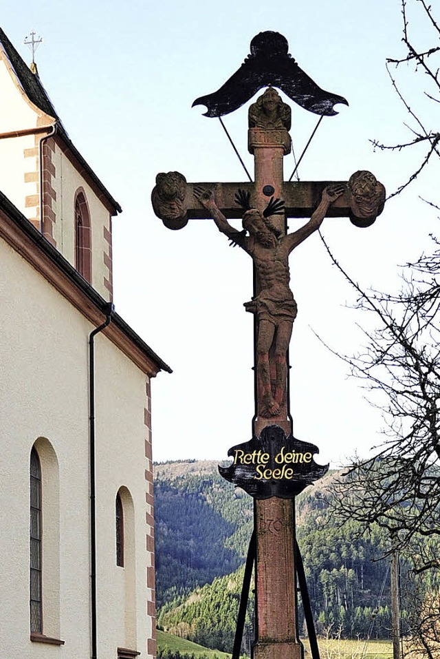 Ein sogenanntes Zunftkreuz (links)  st... &#8222;Schloss&#8220; in Simonswald.   | Foto: Fotos: Horst Dauenhauer