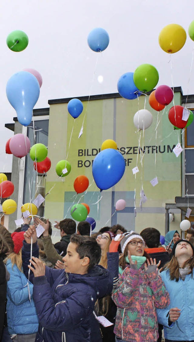 Bunte Luftballons trugen die Wnsche der Schlerinnen und Schler in die Welt.   | Foto: Weishaar