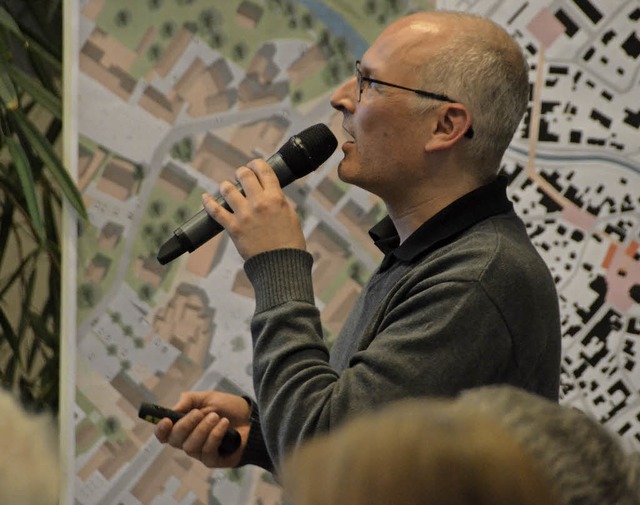 Frank Irrgang prsentiert den Brgern seine Ideen zur Stadterneuerung.  | Foto: Nikola Vogt