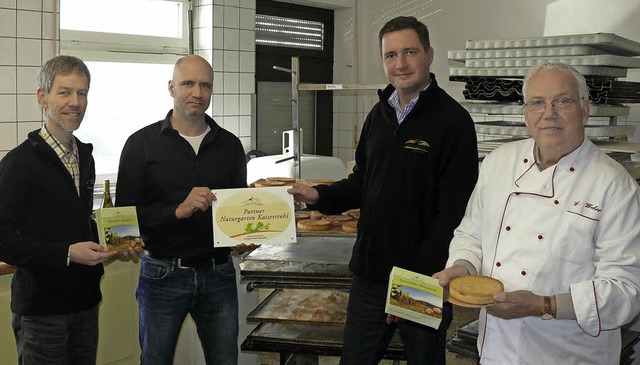 Werner Weber  (rechts)  bergab das Re...turgarten Kaiserstuhl GmbH gekommen.    | Foto: Privat