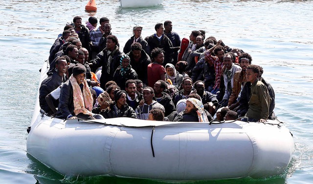 Flchtlinge auf einem Boot im Mittelmeer   | Foto: DPA