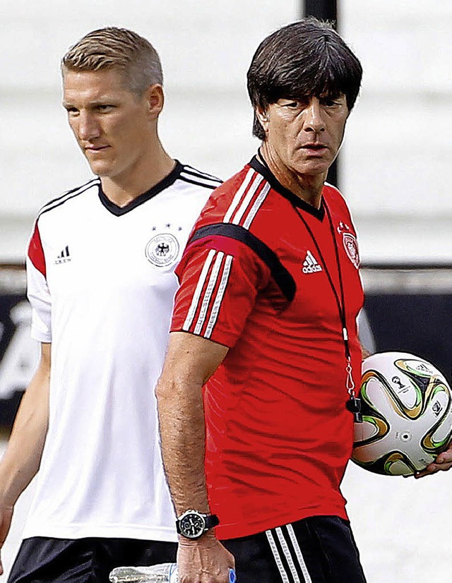 Kapitn Bastian Schweinsteiger (links) und Trainer Joachim Lw   | Foto: dpa