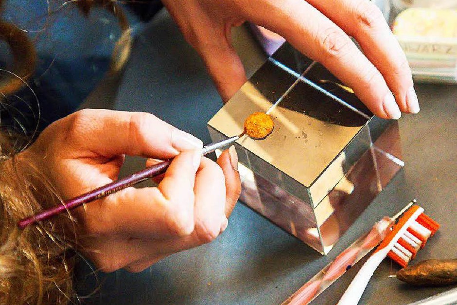 Auf einem Glaskubus werden die Miniaturen bearbeitet. (Foto: Oliver Huber) Auf einem Glaskubus werden die Miniaturen bearbeitet. (Foto: Oliver Huber)