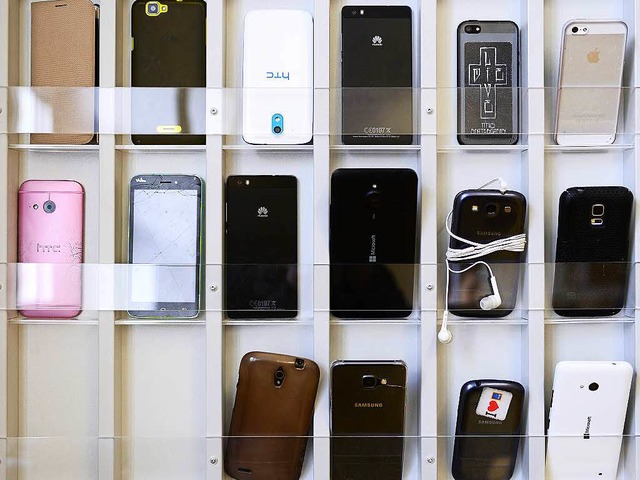 Smartphones ab in die Handy-Garage  | Foto: Ingo Schneider