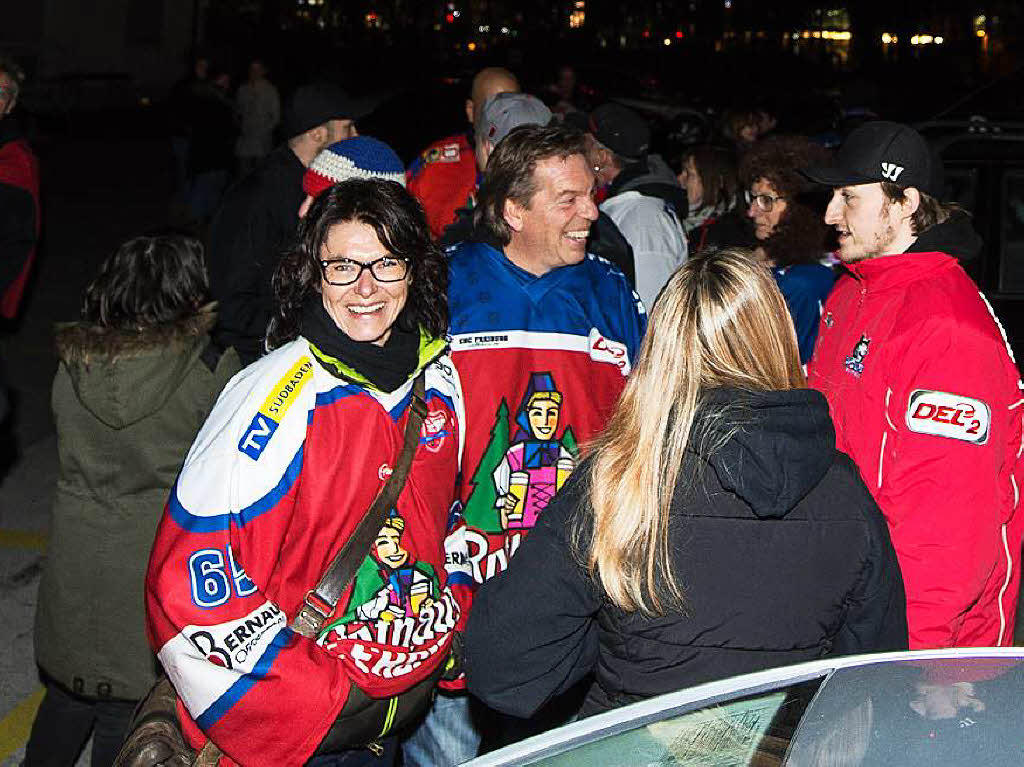 Spieler und Fans des EHC Freiburg feiern am frhen Morgen gemeinsam den Klassenerhalt in der DEL 2.