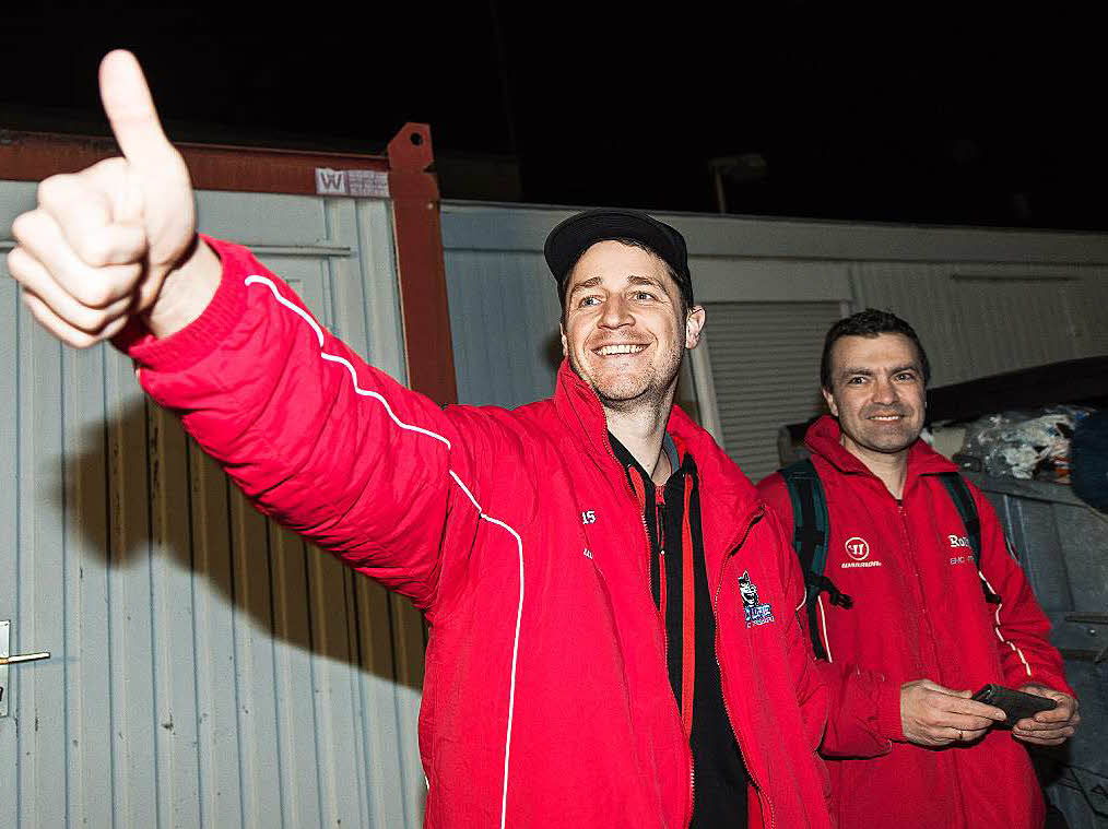 Spieler und Fans des EHC Freiburg feiern am frhen Morgen gemeinsam den Klassenerhalt in der DEL 2.