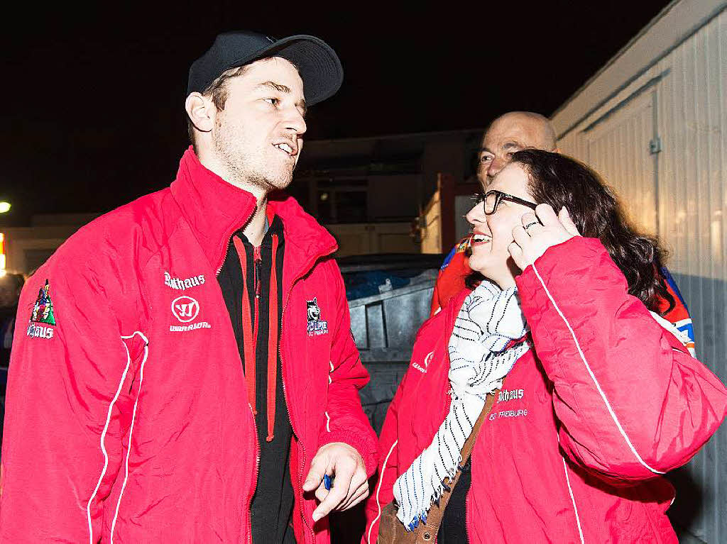 Spieler und Fans des EHC Freiburg feiern am frhen Morgen gemeinsam den Klassenerhalt in der DEL 2.