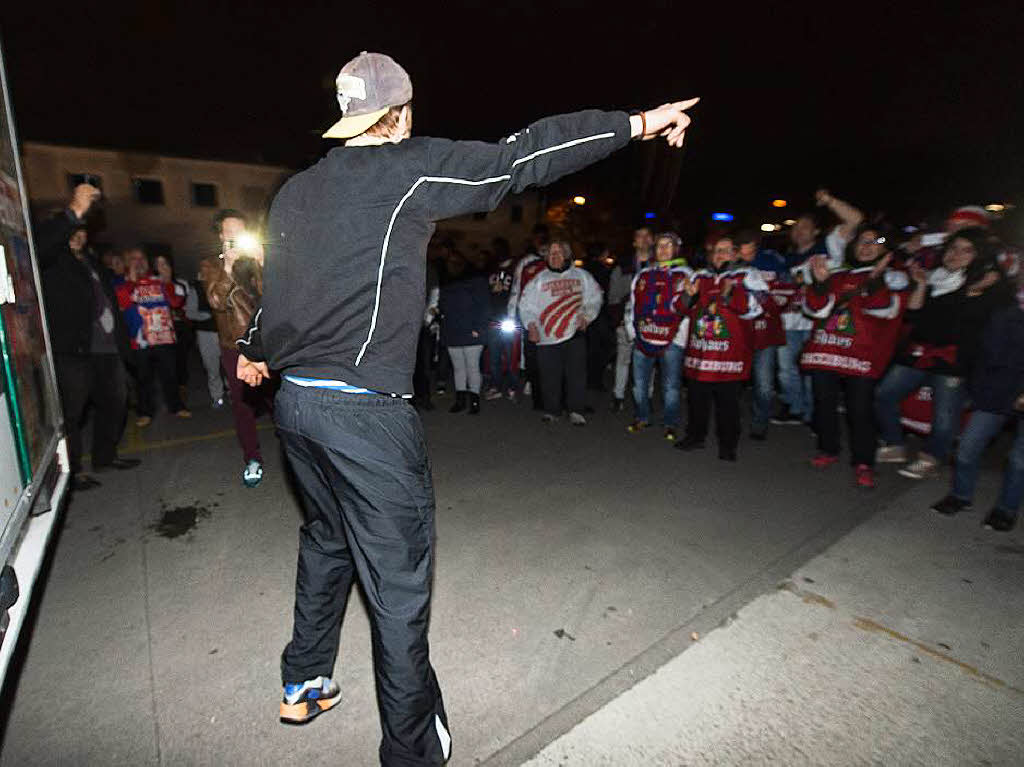 Spieler und Fans des EHC Freiburg feiern am frühen Morgen gemeinsam den Klassenerhalt in der DEL 2. Spieler und Fans des EHC Freiburg feiern am frühen Morgen gemeinsam den Klassenerhalt in der DEL 2.