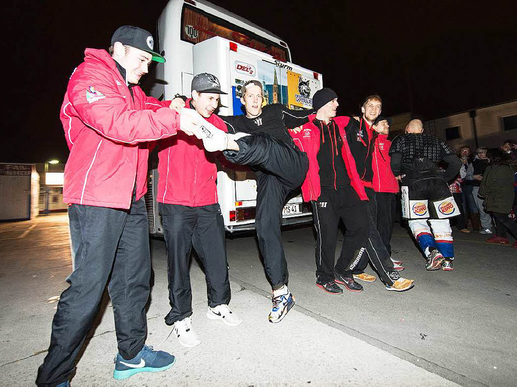 Spieler und Fans des EHC Freiburg feiern am frhen Morgen gemeinsam den Klassenerhalt in der DEL 2.