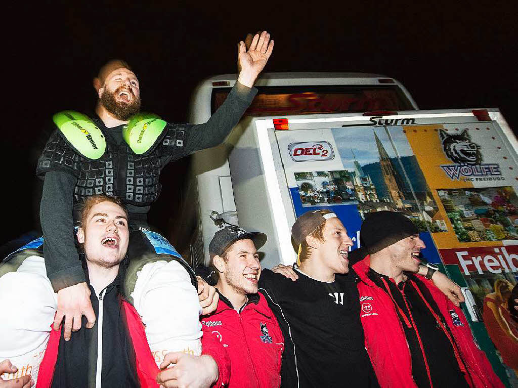 Spieler und Fans des EHC Freiburg feiern am frhen Morgen gemeinsam den Klassenerhalt in der DEL 2.