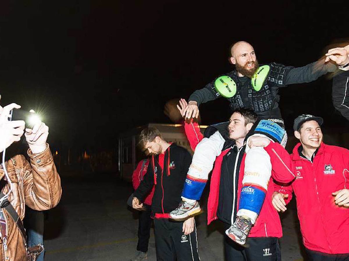 Spieler und Fans des EHC Freiburg feiern am frhen Morgen gemeinsam den Klassenerhalt in der DEL 2.