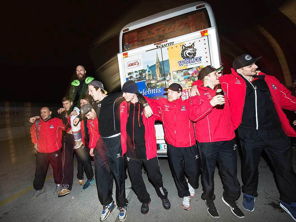 Spieler und Fans des EHC Freiburg feiern am frhen Morgen gemeinsam den Klassenerhalt in der DEL 2.